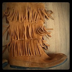 Minnetonka 3 tier fringe boot